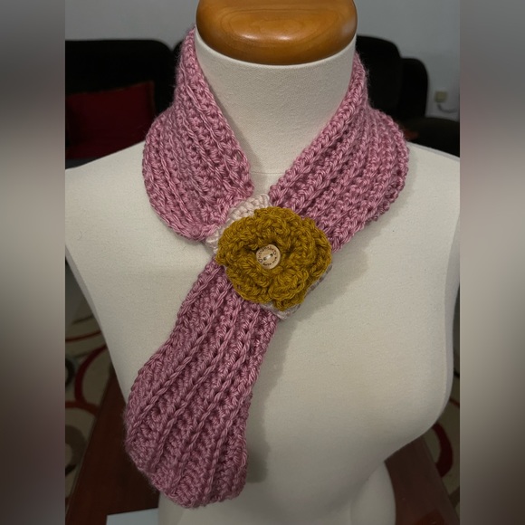 Handmade pink crochet scarf - Picture 2 of 3